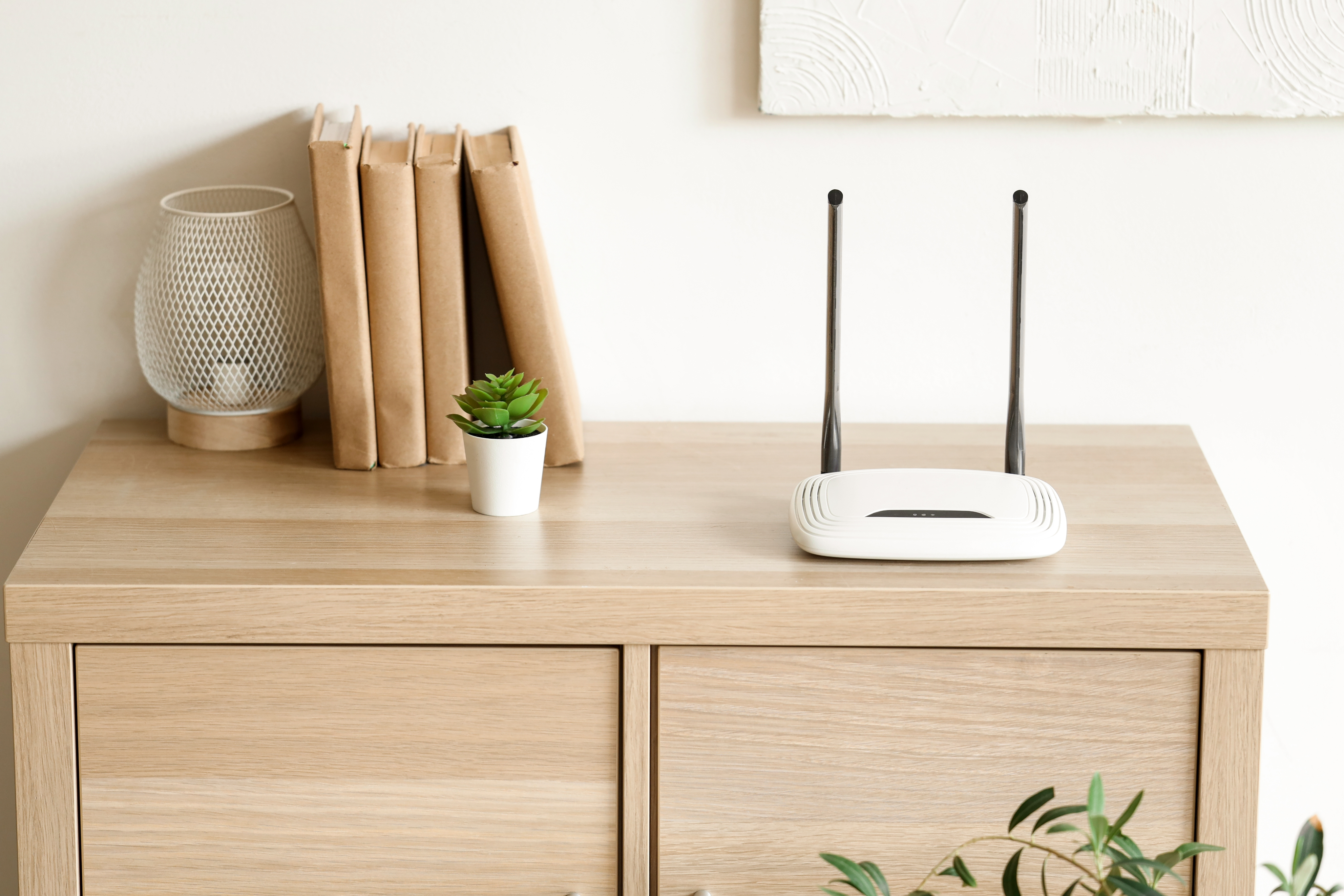 Wi-Fiルーターが置かれたデスク